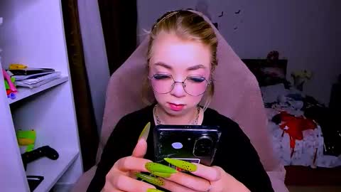 Nicole online show from December 2025 04:42:02 AM