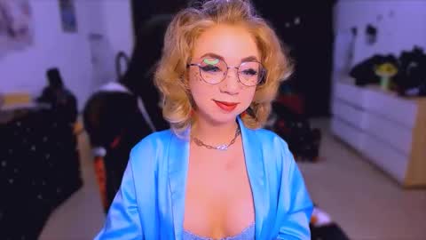 Nicole online show from October 2025 04:35:02 AM