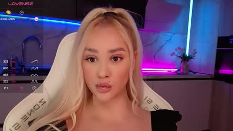 Lana online show from October 2025 08:37:01 AM