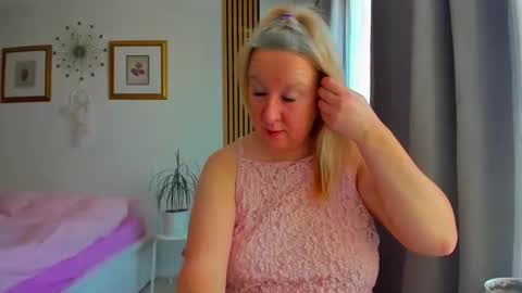 Snapshot of blonde_angel20 chatting on March 2026 05:33:02 AM Nicole online show from March 2026 05:33:02 AM