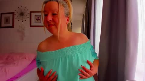 Snapshot of blonde_angel20 chatting on March 2026 06:13:02 AM Nicole online show from March 2026 06:13:02 AM