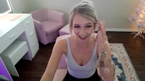 Snapshot of blonde_stella chatting on January 2026 04:44:01 PM Blonde Stella online show from January 2026 04:44:01 PM