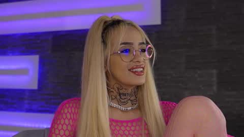 Snapshot of blondie_muller chatting on November 2025 09:02:01 PM blondie_muller online show from November 2025 09:02:01 PM