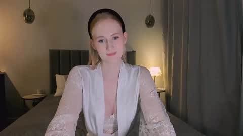 Mia online show from December 2024 04:06:01 PM