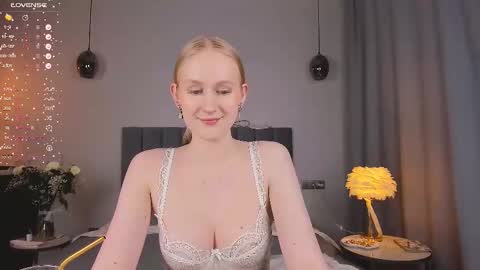 Mia online show from March 2025 09:35:01 PM