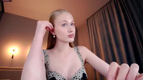 Mia online show from April 2026 01:14:02 AM