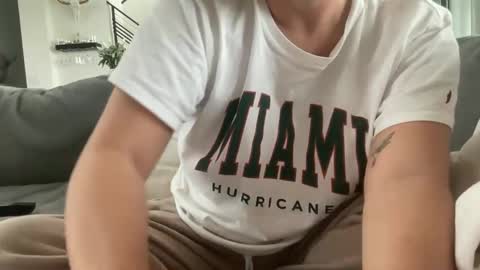 IM TRYNG online show from November 2025 06:21:01 PM