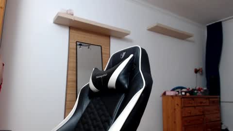 Snapshot of blondyelena chatting on February 2025 04:35:01 PM blondyelena online show from February 2025 04:35:01 PM