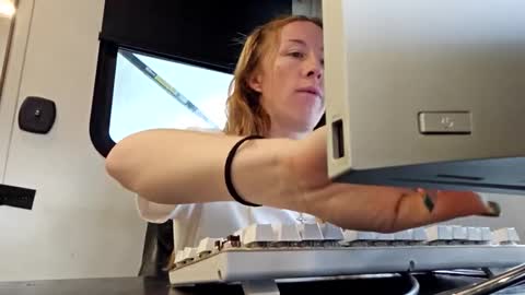 MamaMorgan online show from November 2025 05:39:02 PM