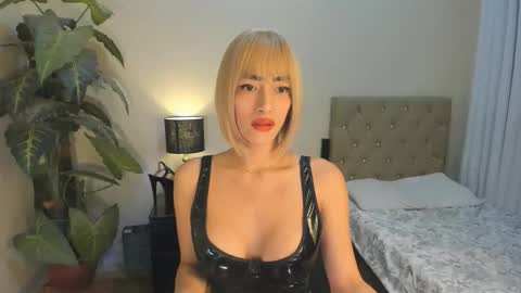 bombshelllaurax online show from December 2025 02:24:02 PM