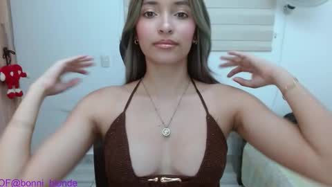 Snapshot of bonni_blonde chatting on September 2025 01:43:01 AM Bonnie online show from September 2025 01:43:01 AM