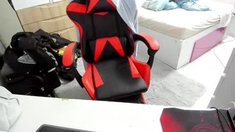 boy_boy22 online show from December 2025 11:53:01 PM