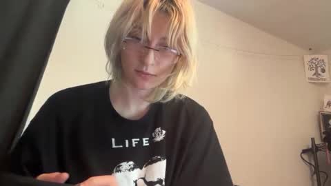 Snapshot of boywithbug chatting on June 2026 05:18:01 PM boywithbug online show from June 2026 05:18:01 PM