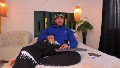 Snapshot of brand_collins chatting on November 2025 12:33:01 PM Brand online show from November 2025 12:33:01 PM