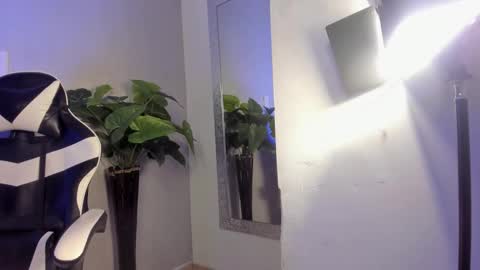 Snapshot of brand_collins chatting on December 2025 09:27:02 AM Brand online show from December 2025 09:27:02 AM