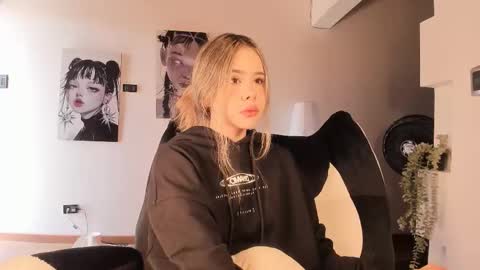 Nat  Independent model  Please help me to reach 200 thumbs up online show from March 2026 06:12:01 PM