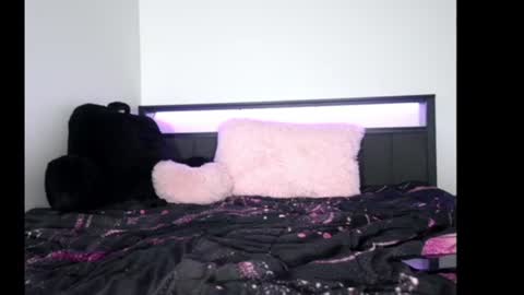 Snapshot of bubble_girl_lo chatting on June 2026 05:45:01 AM Queen Lola XXX online show from June 2026 05:45:01 AM