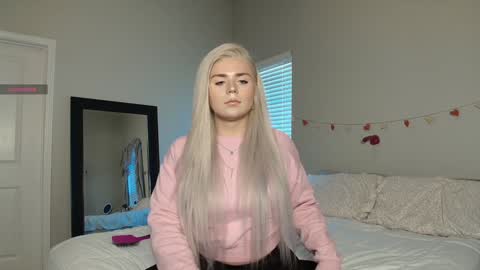 Snapshot of buitifulblonde chatting on January 2025 06:43:01 PM buitifulblonde online show from January 2025 06:43:01 PM