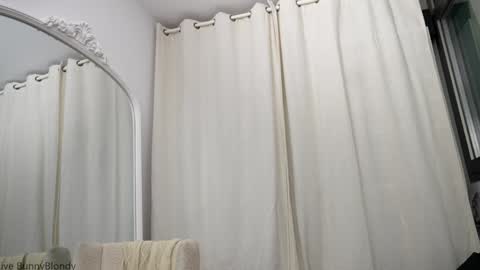 Snapshot of bunnyblondy chatting on October 2025 08:37:01 AM Anaiz online show from October 2025 08:37:01 AM