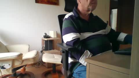 Snapshot of camcologne chatting on October 2025 09:07:02 AM camcologne online show from October 2025 09:07:02 AM