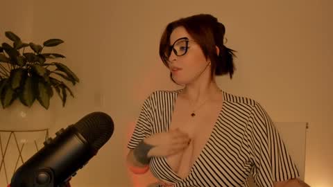 Snapshot of camidoll_10 chatting on December 2024 07:31:02 PM camila online show from December 2024 07:31:02 PM