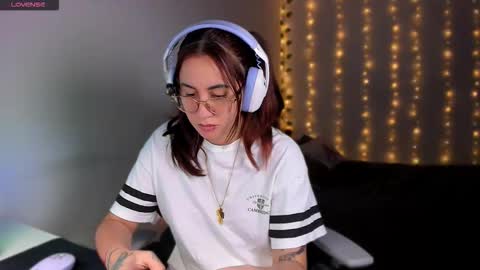 Snapshot of camilaalee chatting on October 2025 04:37:01 AM CAMILAA LEE  online show from October 2025 04:37:01 AM