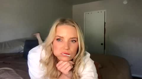 camilleclairexo online show from April 2026 07:37:01 PM