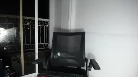 Snapshot of candacesxhot chatting on January 2025 04:06:02 AM cumorsmooke online show from January 2025 04:06:02 AM