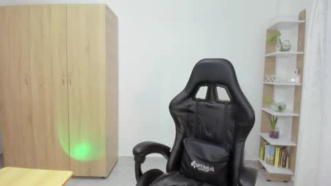 Nickol online show from December 2025 07:21:01 PM