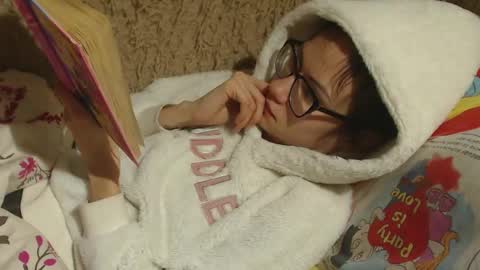 Snapshot of candylady136 chatting on February 2025 05:42:01 PM say meow and send tip online show from February 2025 05:42:01 PM