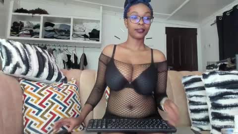 Snapshot of canela_kisses chatting on February 2025 06:33:01 PM Canela online show from February 2025 06:33:01 PM