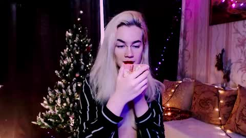 Snapshot of carinfox chatting on December 2025 07:48:01 AM Carin online show from December 2025 07:48:01 AM