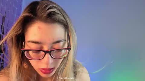 Snapshot of carolblonde chatting on December 2025 09:33:02 PM Char online show from December 2025 09:33:02 PM