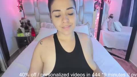 Snapshot of carolinafox_ chatting on December 2024 03:04:01 AM caroline online show from December 2024 03:04:01 AM