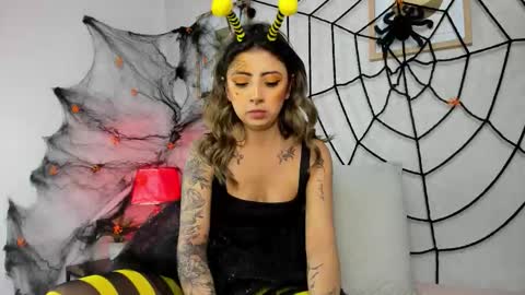 Snapshot of caroline_dh chatting on October 2025 11:44:01 AM Caroline online show from October 2025 11:44:01 AM