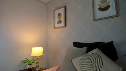 Snapshot of caroline_dh chatting on November 2025 11:42:02 AM Caroline online show from November 2025 11:42:02 AM