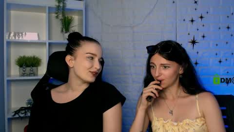 Snapshot of caroline_honeyy chatting on May 2026 12:22:01 PM Caroline online show from May 2026 12:22:01 PM