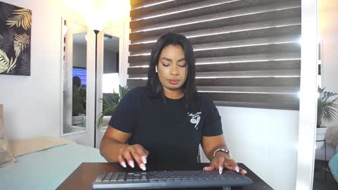 Snapshot of caroline_jackson_ chatting on January 2025 02:22:01 PM C A R O L I N E online show from January 2025 02:22:01 PM