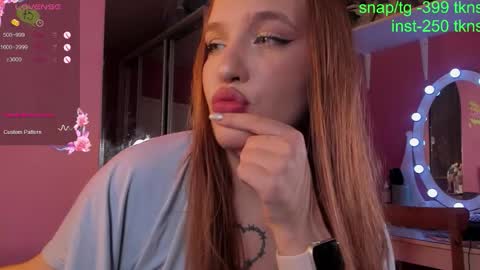 Snapshot of caroline_kiparis chatting on November 2025 08:41:02 PM Caro online show from November 2025 08:41:02 PM