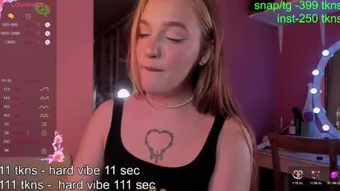 Snapshot of caroline_kiparis chatting on November 2025 10:43:01 PM Caro online show from November 2025 10:43:01 PM