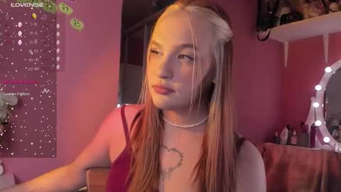 Snapshot of caroline_kiparis chatting on November 2025 12:32:02 AM Caro online show from November 2025 12:32:02 AM