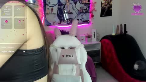 Snapshot of caroline_lenox chatting on December 2024 02:33:01 PM Caroline Lenox online show from December 2024 02:33:01 PM