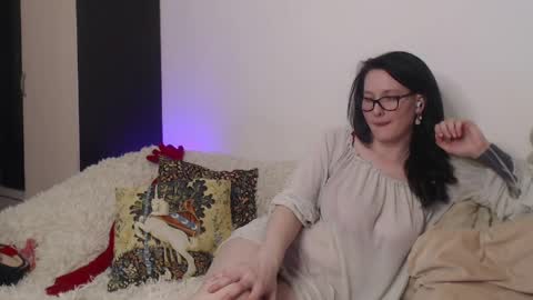 Caroline online show from April 2026 09:01:02 PM