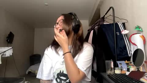 Emilia online show from November 2025 05:10:01 AM