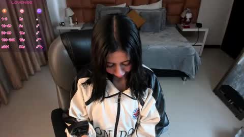 catti_brie_ online show from November 2025 11:43:02 AM