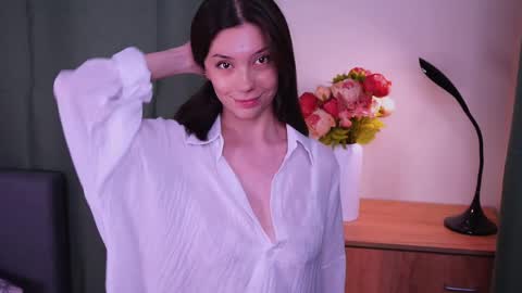 Snapshot of charlinepiker chatting on May 2026 10:52:02 PM Yumi online show from May 2026 10:52:02 PM