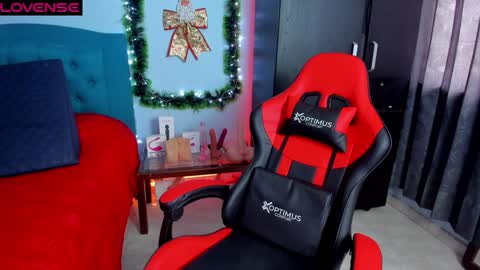 Snapshot of charlottee_lovee69 chatting on December 2024 08:27:01 PM Natalia online show from December 2024 08:27:01 PM