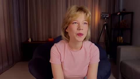 Snapshot of cherlynreece chatting on March 2026 04:51:02 AM Hello guys Im Hanna online show from March 2026 04:51:02 AM