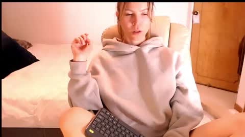 Snapshot of cherrycoloured chatting on November 2025 02:34:02 AM Anna online show from November 2025 02:34:02 AM