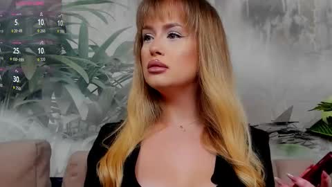 Snapshot of chloeebee chatting on November 2025 07:01:02 PM Chloee online show from November 2025 07:01:02 PM